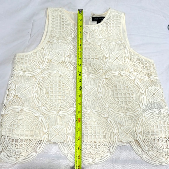 Banana Republic Ivory Lace sleeveless top. Spring/Summer - Picture 4 of 5